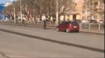 Мужчина с палкой бросается на автомобили на перекрестке Ленинградской и Псковской в Вологде - vologda-poisk.ru - Ленинградская обл. - Вологда