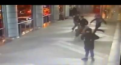 В Санкт-Петербурге возле ТЦ произошла драка со стрельбой - readovka.news - Санкт-Петербург