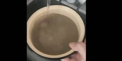 Вода в Крыму - в Керчи из-под кранов течет черная жижа, видео, в сети шутят - ТЕЛЕГРАФ - telegraf.com.ua - Крым - Керчь