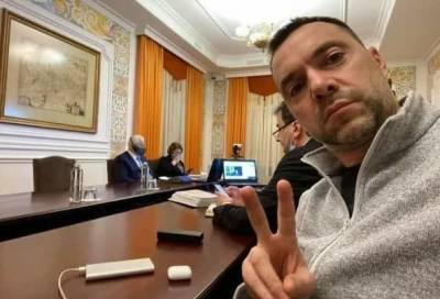 Владимир Зеленский - Арестович заявил о попытке Зеленского поговорить с Путиным - real-vin.com - Горловка