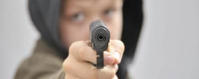Пьяные подростки обстреляли и подожгли студента колледжа в Волхове - runews24.ru - Ленинградская обл.