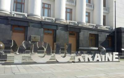 На Банковой появилась скульптура YOUkraine-30 - korrespondent.net - Киев