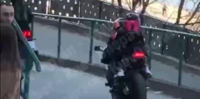 В Киеве на Пешеходном мосту засняли группу мотоциклистов - в сети началось активное обсуждение - видео - ТЕЛЕГРАФ - telegraf.com.ua - Киев - Київ
