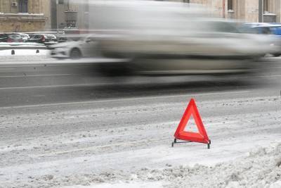 Лобовое столкновение двух автомобилей произошло на Кутузовском проспекте - vm.ru