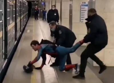 «Человек-паук» скрылся от сотрудников трансбезопасности в петербургском метро - abnews.ru