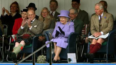 Елизавета II - принц Чарльз - принц Филип - Sun узнала о просьбе принца Филипа к принцу Чарльзу возглавить семью - iz.ru - Англия