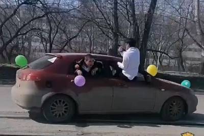 В Новосибирске полиция ищет участников свадебного кортежа с торчащими из окон гостями - novos.mk.ru - Новосибирск