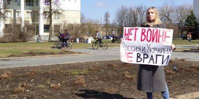 В Пскове россиянка одна вышла на протест против войны РФ с Украиной - ТЕЛЕГРАФ - telegraf.com.ua - Россия - Псков