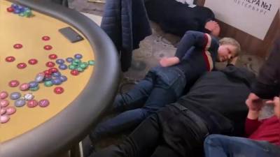 Видео: полиция нагрянула в подпольный клуб для азартных игр в Адмиралтейском районе - piter.tv - Санкт-Петербург