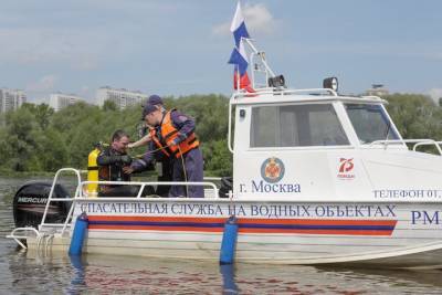 Двух тонувших человек спасли на Москве-реке - vm.ru - Москва