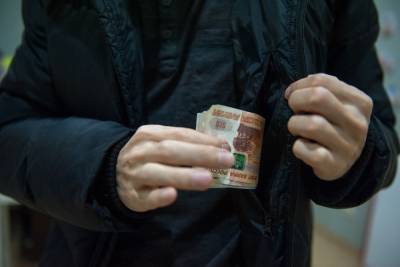 Астраханская домработница, проживающая с работодателем за его счет, похитила у него деньги и скрылась - ast.mk.ru - Астраханская обл.