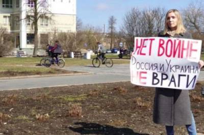 В России учительница вышла на одиночный протест против войны с Украиной - from-ua.com - Псков
