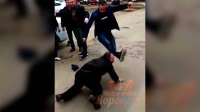 В Воронеже братья жестоко избили таксиста: появилось видео - vestivrn.ru - Воронеж