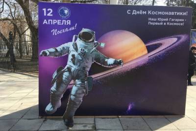 В Саратове срочно демонтируют баннеры с американскими астронавтами - saratov.mk.ru - Саратов