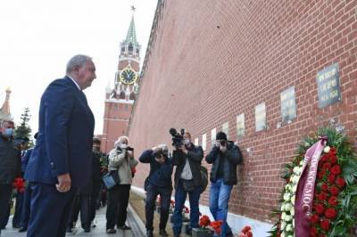 Владимир Путин - Юрий Гагарин - Дмитрий Рогозин - Сергей Королев - Рогозин возложил цветы к месту захоронения Юрия Гагарина - aif.ru - Энгельс