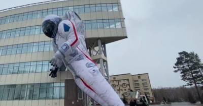 Символически сдулся: в Красноярске рухнула гигантская фигура космонавта (ВИДЕО) - dsnews.ua - Россия - Красноярск
