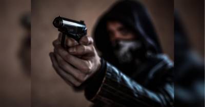 Не просто «дорогі брязкальця»: ювелірна прикраса врятувала жінку від кулі грабіжника - fakty.ua - Украина