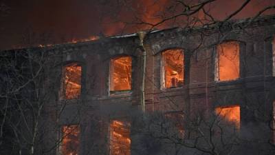 Появилось видео мощного пожара в здании Невской мануфактуры - polit.info