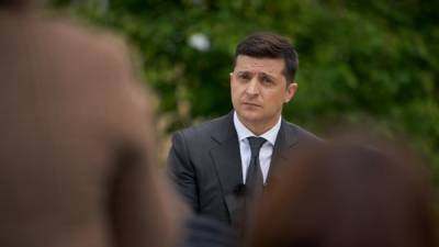 Владимир Зеленский - Владимир Путин - Дмитрий Песков - Юлия Мендель - Reuters: Киев запросил у Москвы проведение переговоров Зеленского с Путиным - riafan.ru - Москва - Киев