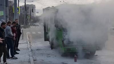 В Харькове на ходу загорелась маршрутка с пассажирами: видео - 24tv.ua - Луцк - Харьковская обл. - Харьков - Новости
