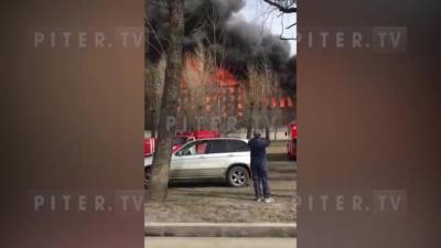 У "Невской мануфактуры" рухнула кровля при пожаре. Огонь продолжает распространяться - piter.tv - Санкт-Петербург