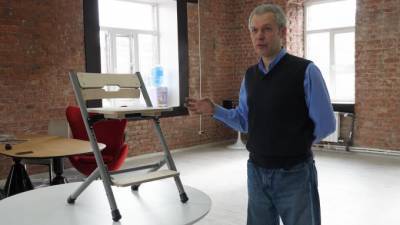 Петербургский врач придумал инновационный стул, способный спасти школьников от болезней - piter.tv