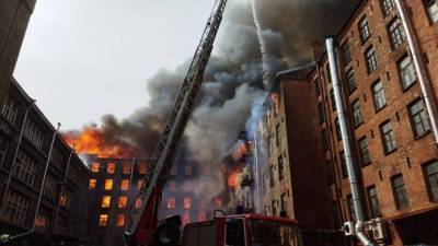 Крупный пожар на Невской мануфактуре привел к образованию пробок в Петербурге - newinform.com - Санкт-Петербург