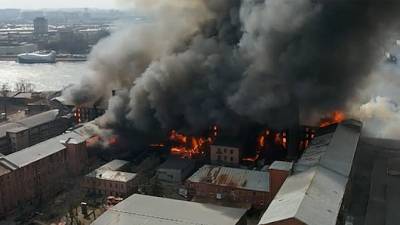 В Петербурге сильный пожар на старой мануфактуре полностью остановил движение на Октябрьской набережной - usedcars.ru - Санкт-Петербург