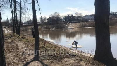 В Вологде дети решили покататься на льдине по реке - vesti.ru - Вологда