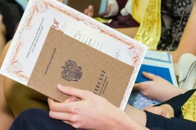 В Минпросвещении утвердили порядок выдачи аттестатов в 2021 году - aif.ru