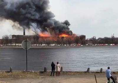 В Петербурге загорелась Невская мануфактура, погиб пожарный - ya62.ru - Санкт-Петербург