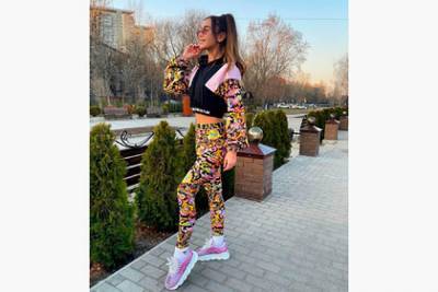 Ольга Бузова - Костюм Versace на новом фото Бузовой вызвал споры в сети - lenta.ru