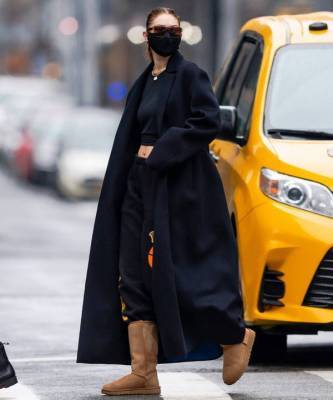 Как выглядит идеальное черное пальто, без которого невозможно представить базовый гардероб? Показывает Джиджи Хадид - skuke.net