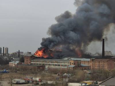 При тушении пожара на "Невской мануфактуре" погиб пожарный - sobesednik.ru - Санкт-Петербург
