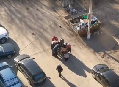 Жестокую «битву» за просрочку у мусорного бака сняли очевидцы - bloknot.ru - Воронеж