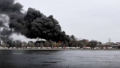 Обрушилась кровля горящей «Невской мануфактуры» - gazeta.ru - Санкт-Петербург