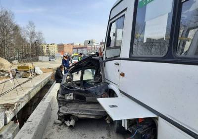 В Рязани пассажир автобуса, «собравшего» 11 машин, спас его от падения в реку - ya62.ru - Рязань