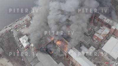 Видео с высоты: на Октябрьской набережной тушат пожар на площади 10 тысяч "квадратов" - piter.tv