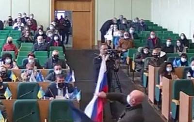 Российский флаг, внесенный на заседание горсовета Славянска, встретили аплодисментами - topcor.ru - Киев - Славянск