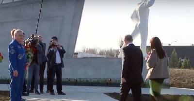 Владимир Путин - Вячеслав Володин - Юрий Гагарин - Дмитрий Рогозин - Валерий Радаев - Валентина Терешкова - Путин возложил цветы к монументу на месте приземления Гагарина в Энгельсе — видео - reendex.ru - Саратовская обл.