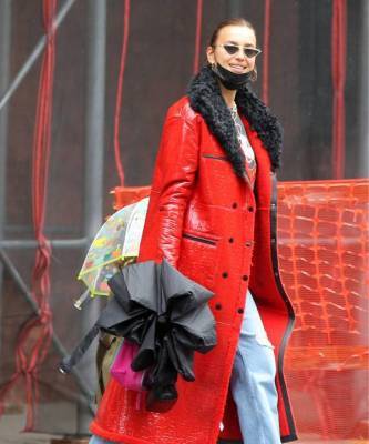 Ирина Шейк - Микки Маус - Идеально для дождливой погоды: Ирина Шейк в виниловом плаще цвета алой розы - skuke.net - Россия