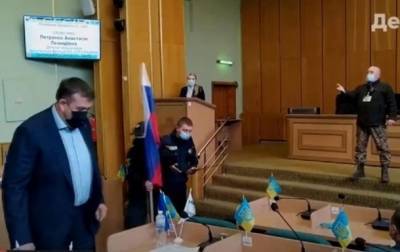 В Славянске на сессию горсовета принесли флаг РФ - korrespondent.net - Славянск - Донецкая обл.