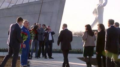 Владимир Путин - Юрий Гагарин - Президент в Саратовской области посетил Парк покорителей космоса и провел совещание по развитию космической отрасли - 1tv.ru - Саратовская обл.