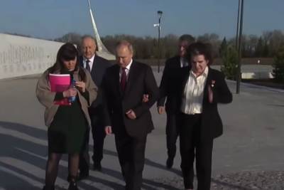 Владимир Путин - Вячеслав Володин - Юрий Гагарин - Валентина Терешкова - Терешкова прошлась под ручку с Путиным - mk.ru - Саратовская обл.