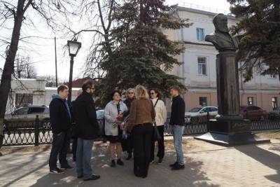 Костромские актеры и МХАТовцы возложили цветы к памятнику А.Н.Островскому - kostroma.mk.ru