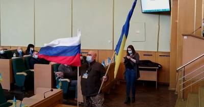 В Славянске на заседание горсовета принесли флаг России (видео) - focus.ua - Россия - Славянск - Донбасс