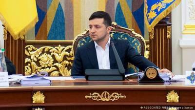 Владимир Зеленский - Виктор Янукович - Виктор Медведчук - Николай Азаров - Тарас Козак - Санкции или узурпация. Чем СНБО и Зеленский возмутили правозащитников - lenta.ua