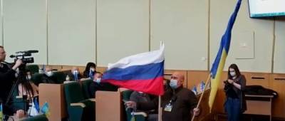 «Для привлечения внимания»: в Славянске активист принес российский флаг на заседание горсовета - w-n.com.ua - Славянск - Донецкая обл.