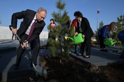 Владимир Путин - Юрий Гагарин - Валентина Терешкова - Путин в Энгельсе посадил кедр на месте приземления Гагарина - aif.ru