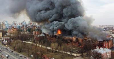 Крупный пожар в Петербурге: к тушению привлекли 350 спасателей и вертолеты - tsn.ua - Санкт-Петербург